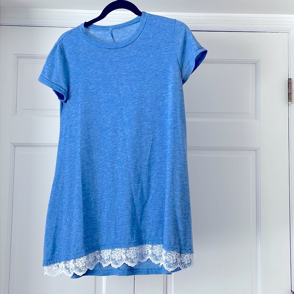 3/$12 🌻 Light blue lace trimmed tunic, size small